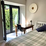 Hampton Hall - Wonderful Converted In Redland