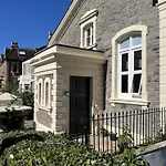 Hampton Hall - Wonderful Converted In Redland *
