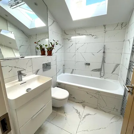 Hampton Hall - Wonderful Converted In Redland Bristol