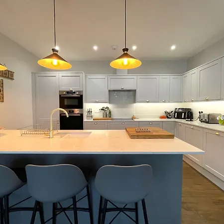 Hampton Hall - Wonderful Converted In Redland