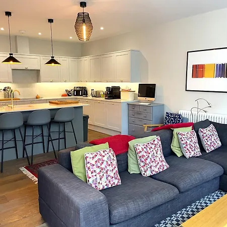 Hampton Hall - Wonderful Converted In Redland Holiday home *