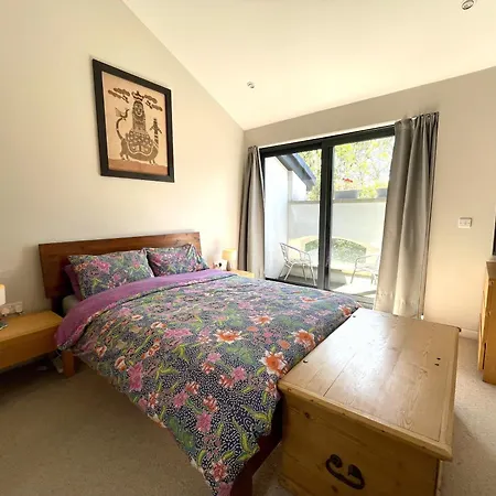 Hampton Hall - Wonderful Converted In Redland