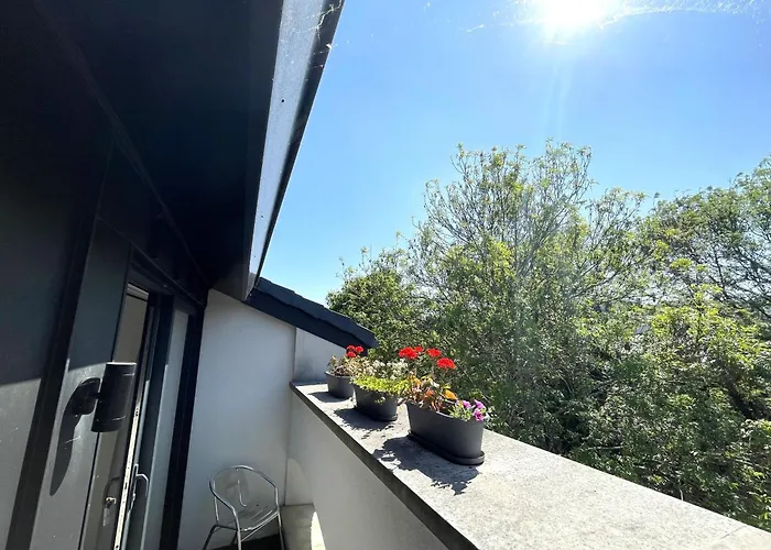 Hampton Hall - Wonderful Converted In Redland *