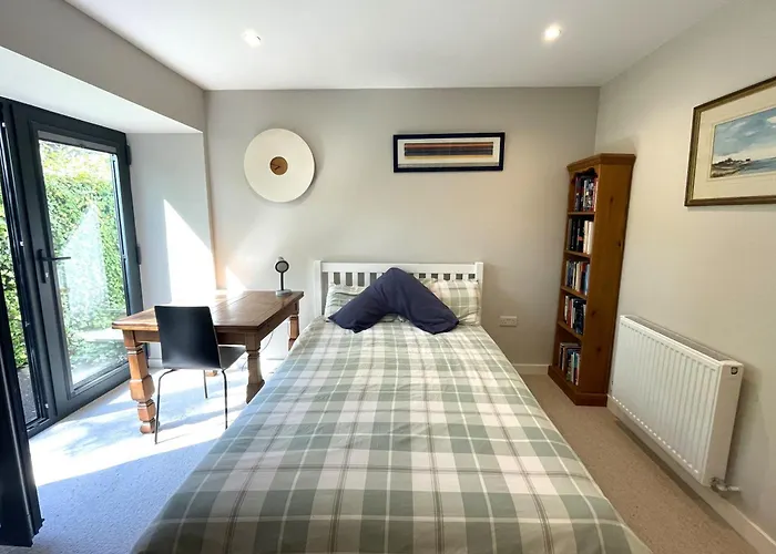 Hampton Hall - Wonderful Converted In Redland