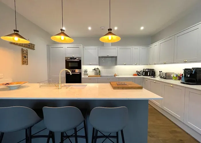 Hampton Hall - Wonderful Converted In Redland