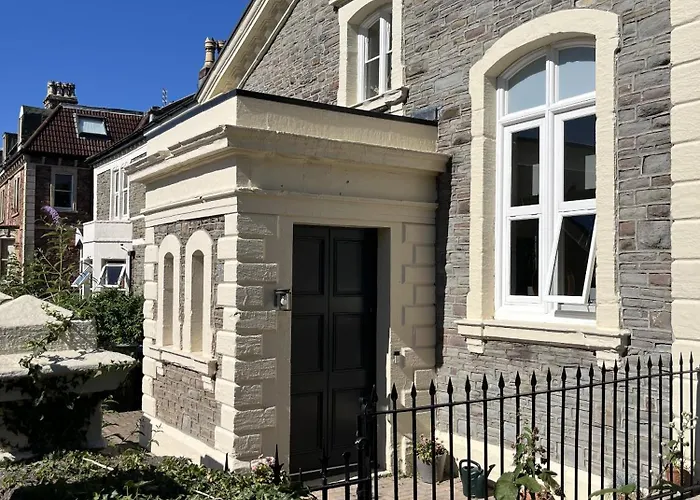 Hampton Hall - Wonderful Converted In Redland *