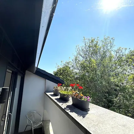 Hampton Hall - Wonderful Converted In Redland *